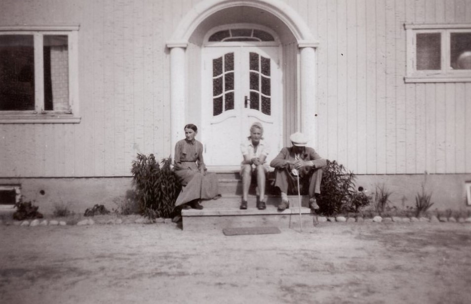 Gunhild Ovenstad, Mary Ovenstad (yngste barn og min farmor) og Bernhard Ovenstad.